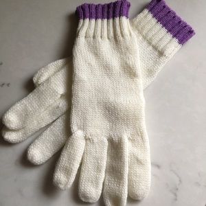 Lands End girls gloves. Never worn. Very soft. L
